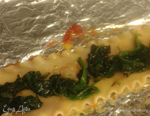 Добавляем шпинат, затем еще немного томатного соуса.