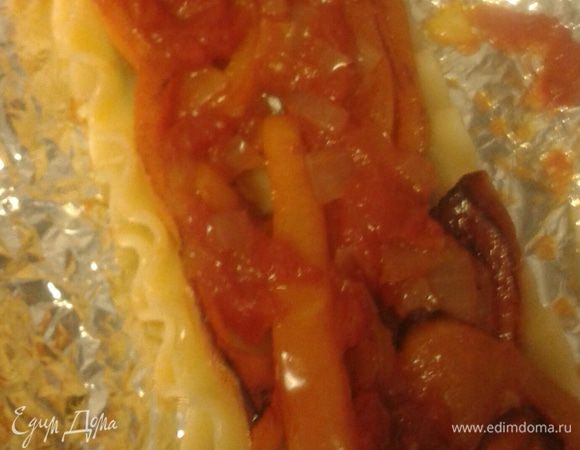 Далее кладем следующий лист лазаньи, затем обжаренный болгарский перец плюс томатный соус.