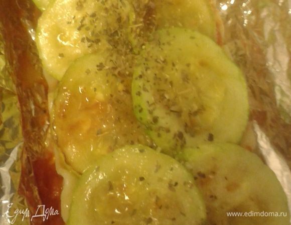 Добавляем оставшуюся лазанью, томатный соус и заканчиваем слоем обжаренных, кружочков кабачка.