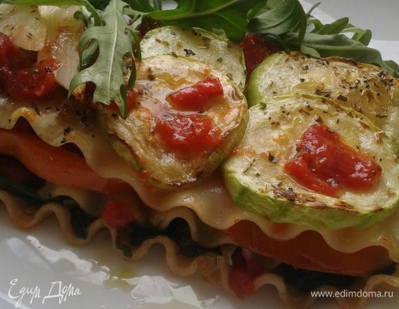 Запечь в предварительно нагретой духовке при 190 градусах , пока лазанья не станет нежной, а верх золотистым.
Подаем сразу!