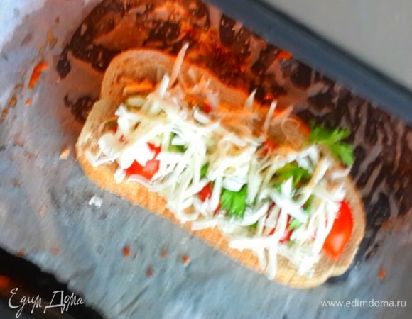 В разогретую духовку на протвень застеленный бумагой выкладываем бутерброд. Запекаем 5-7 мин на 220 градусов. Я поставила высокую температуру так как времени было мало, но и при 180 у вас получиться вкусная закуска.