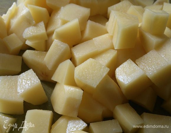 Когда вода закипит, заложить в нее порезанный мелкими кубиками картофель
