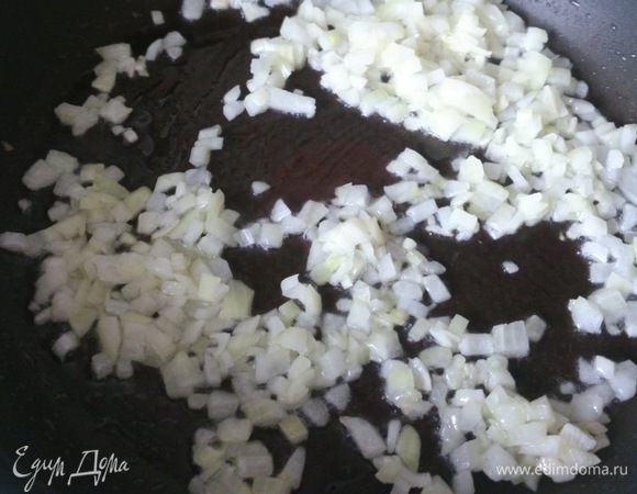 Пока картофель закипает и варится, готовим зажарку. Лук мелко порезать и немного обжарить в разогретом масле