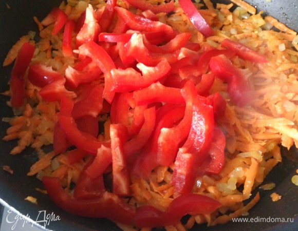 Положить порезанный полосочками перец. Обжарить еще немного