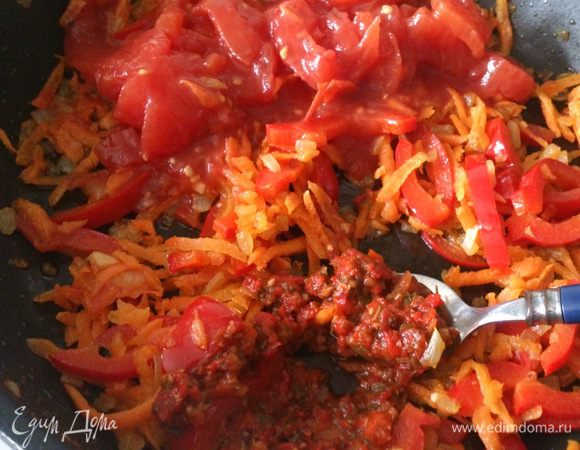 Добавить аджику и томаты. Обжарить 2 минуты. Вот эта аджичка http://www.edimdoma.ru/retsepty/57716-adzhika-dlya-sonechki-sofya79 прекрасно подходит для такого случая!