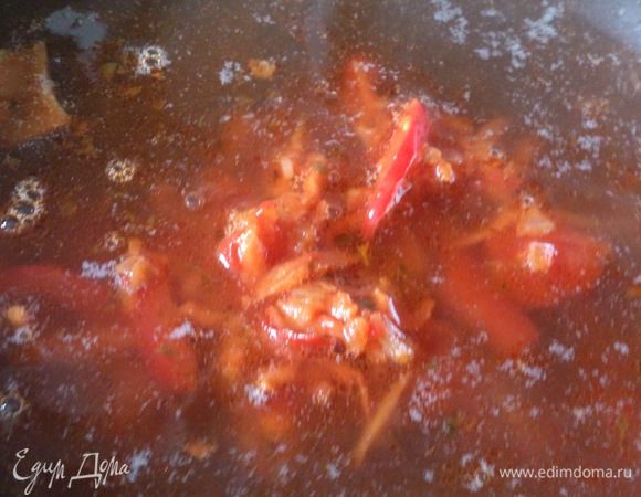 Добавить зажарку, специи, посолить и прокипятить 4-5 минут. Не передержите, рис еще дойдет в горячем супе.