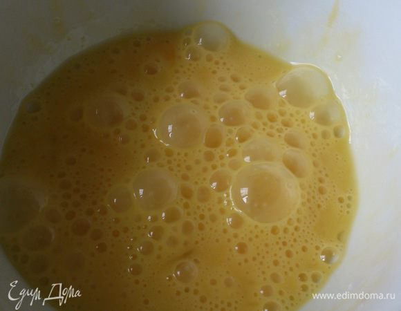 Яйца взбить вилкой