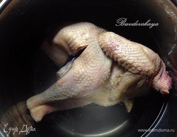Курицу положить в кастрюлю, залить водой, чтобы она едва покрывала курицу и поставить на огонь. Довести до кипения, снять пену, немного посолить, уменьшить огонь и варить минут 35-40.