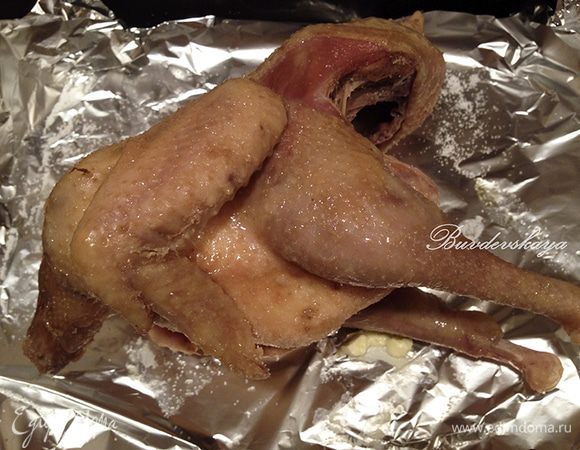 Вынуть курицу из бульона (бульон сохранить). Выложить курицу в форму для запекания и поставить в разогретую до 190 °С духовку на 25 минут. Вынуть курицу из духовки, остудить, освободить от костей и от кожи (по желанию) и нарезать одинаковыми небольшими кусочками.