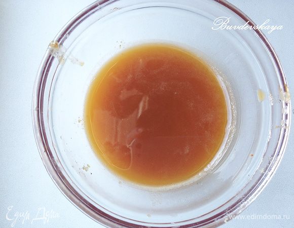 Готовим ореховое масло. Грецкие орехи прокрутить через мелкую решетку мясорубки минимум 2-3 раза. Возьмите 3 столовые ложки с горкой измельчённых грецких орехов (а остальные орехи отставить в сторону), 5 зубчиков чеснока и 1 чайные ложку аджики и прокрутите эти ингредиенты трижды через мелкую решетку мясорубку. Полученную массу возьмите в ладонь и выжмите ореховое масло в отдельную мисочку. Оставшийся ореховый жмых прокрутите через мясорубку ещё три раза и снова выжмите масло, а также вылейте масло, вытекшее из мясорубки. Накройте мисочку с маслом пищевой пленкой и отставьте в сторону.