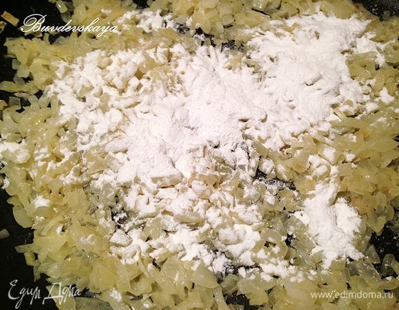 Готовим соус.  Репчатый лук вымыть, очистить и нарезать как можно мельче. Разогреть в сковороде сливочное масло, добавляем лук и готовим на маленьком огне минут 8 до мягкости и прозрачности лука. Добавить  кукурузный крахмал, перемешать и готовить еще 2-3 минуты. Добавить половник куриного бульона и перемешать.