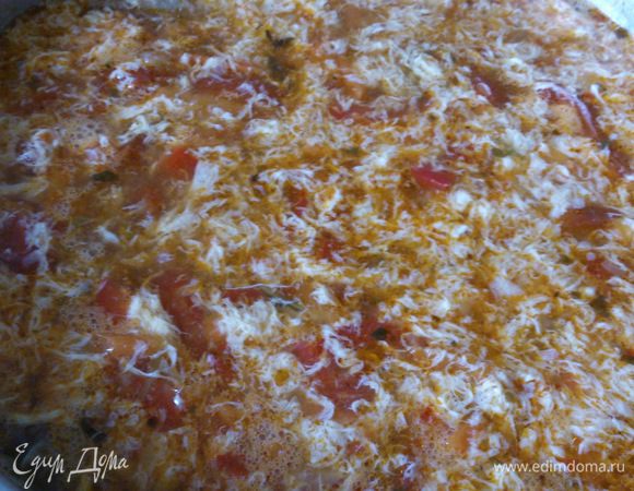 Влить яйца тонкой струйкой в кипящий бульон