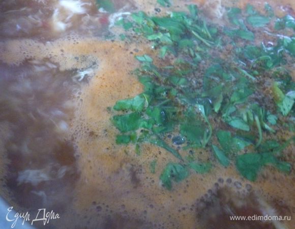 Добавить порезанную зелень, довести до кипения и выключить