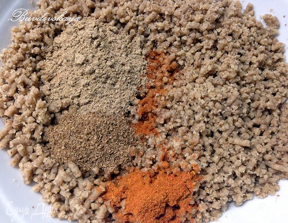 Измельченные грецкие орехи смешать со специями.