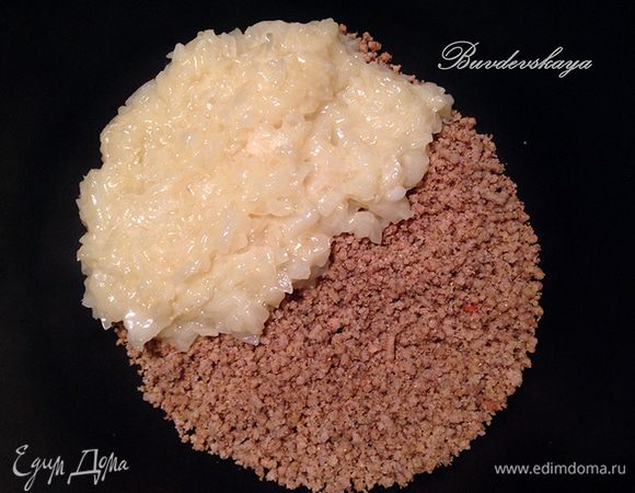 Выложить орехи со специями  в кастрюлю с толстым дном, добавить лук, винный уксус, чеснок, пропущенный через пресс, перемешать и поставить на небольшой огонь. 