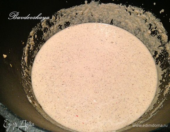 Подогреть куриный бульон и начинать понемногу его вливать в кастрюлю с орехами, постоянно помешивая, до тех пор, пока не достигнем нужной консистенции (жидкой сметаны). Посолить, поперчить по вкусу. Готовить минут 7-8 не доводя до кипения.