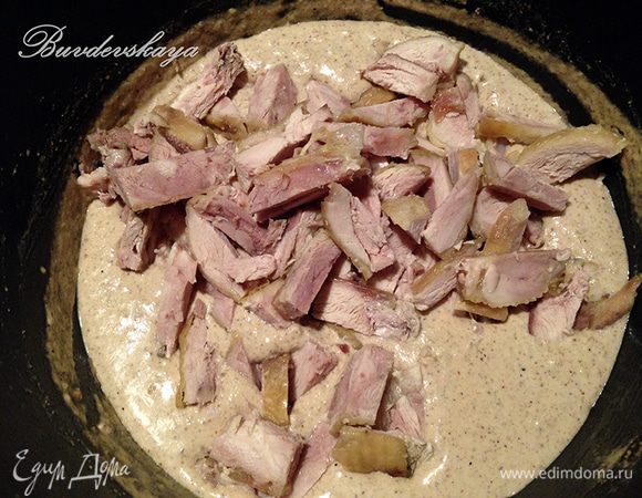 Выложить в соус курицу, довести до кипения и снять с огня. Перемешать, накрыть крышкой, остудить. Поставить в холодильник минимум на 4 часа (лучше на ночь). Подавать холодным, полив ореховым маслом, украсив зернами граната и зеленью кинзы. ENJOY ! 