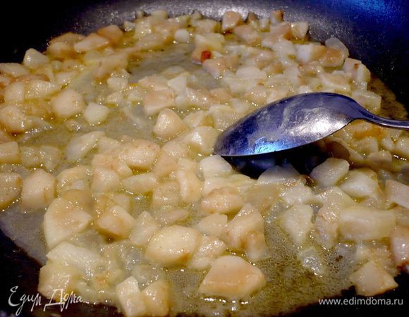 Грушу очистим от кожуры и семян. Порежем кубиками. Обжарим на 15 г сливочного масла в течение 3 минут. Снимем с огня. Дадим остыть. Шоколад порежем кусочками.