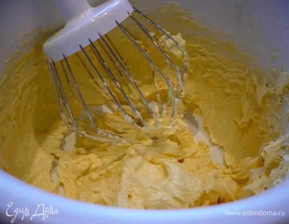 Духовку разогреем до 180 градусов. Форму диаметром 26 см смажем маслом и присыпем мукой. Желтки отделим от белков. Желтки взобьем с сахаром и маслом. 