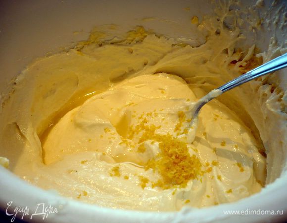 Манку смешаем с пудингом и разрыхлителем. Смешаем с желтково-масляной массой. Снова начнем взбивать смесь, постепенно добавляя творог. Добавим сок лимона и цедру.