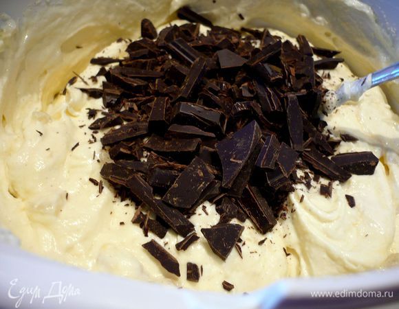 Добавим грушу, перемешаем, затем положим шоколад, перемешаем. Белки взобьем в крепкую пену, добавив постепенно сахарную пудру. 