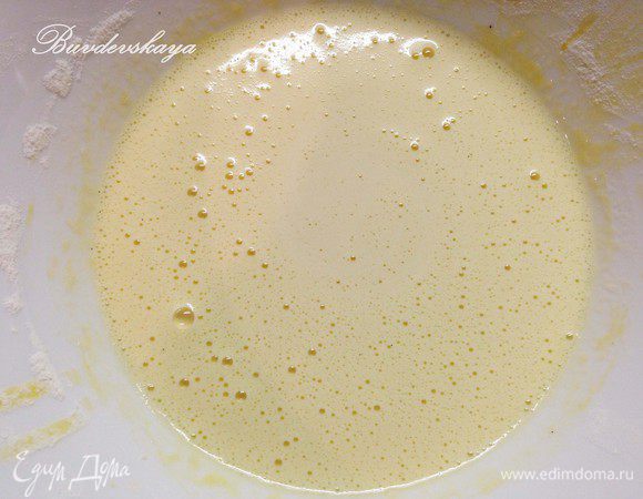 1. Приготовим для начала крем.  Молоко налить в кастрюлю с толстым дном. Стручок ванили разрезать  пополам, вычистить из него семена и вместе со стручком положить в молоко (в идеале молоко с ванилью должно настаиваться в холодильнике часов 12, но это необязательно). Добавить 50 гр. сахарного песка, перемешать и поставить на огонь. Довести до кипения. Желтки растереть с оставшимся сахаром добела, добавить кукурузный крахмал и перемешать до однородности.