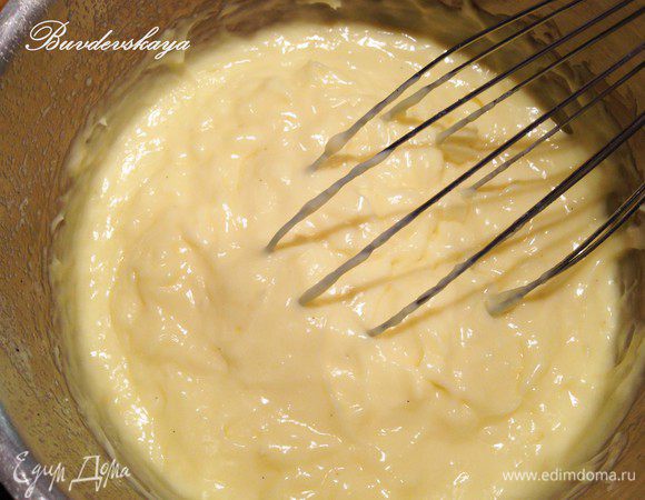 2.   Влить в желтковую смесь половину горячего молока через сито и тщательно перемешать.  Из молока вынуть стручки ванили, вернуть кастрюлю на средний огонь и влить в кастрюлю желтковую смесь. Постоянно помешивая венчиком, довести крем до загустения (буквально 2-3 минуты). Снять с огня, перемешать венчиком. Накрыть пищевой пленкой так, чтобы она лежала на поверхности крема (чтобы не образовывалась корочка) и полностью охладить.  Перед использованием крема, крем необходимо немного взбить миксером до однородности. Но не переусердствуйте, так как заварной крем не любит долгой возни и может потерять свою структуру ! 