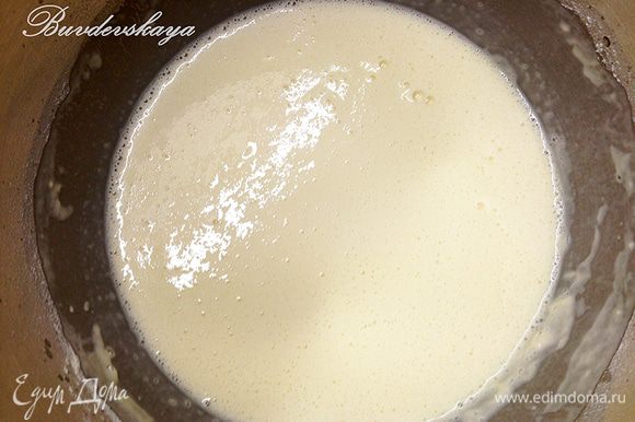 3. Готовим блины. Взбить миксером чуть теплое молоко с водой, яйцами и солью. Добавить сахар по вкусу (2-3 ст.л.). Тонкой струйкой, продолжая взбивать, ввести в смесь муку. В тесте не должно быть комочков! Добавить немного растительного масла (2 ст.л.) в смесь и хорошо перемешать.