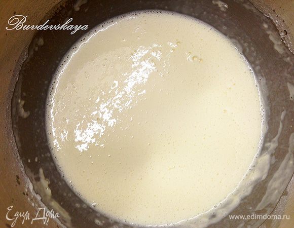 3. Готовим блины. Взбить миксером чуть теплое молоко с водой, яйцами и солью. Добавить сахар по вкусу (2-3 ст.л.). Тонкой струйкой, продолжая взбивать, ввести в смесь муку. В тесте не должно быть комочков! Добавить немного растительного масла (2 ст.л.) в смесь и хорошо перемешать.