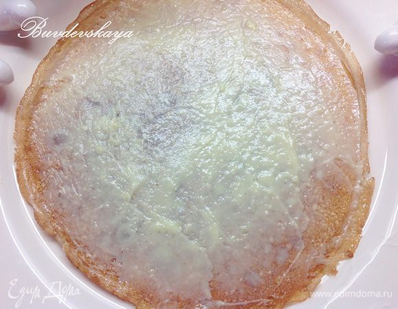 5. Положить на тарелку один блин, выложить на него 2 ст.л. крема и равномерно распределить по поверхности блина. Сверху выложить еще один блин и также смазать его кремом. Продолжать пока не кончится стопка блинов. Смазать последний блин слоем крема потолще, украсить ягодами и листиками мяты и присыпать сверху сахарной пудрой! Можно сразу подавать на стол или дать торту настояться в холодильнике (тогда украшать торт нужно непосредственно перед подачей на стол). ENJOY !