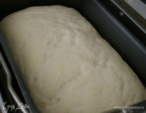 Приготовить и замесить тесто как для пиццы. Следуя указанным ингредиентам, я замесила тесто в хлебопечке (на этот раз), но можно это прекрасно сделать и вручную. Смешать все ингредиенты, замесить тесто, сформировать в шар и положить в большую миску на подъем на 2 часа (миску накрыть пленкой). Можно использовать и сухие дрожжи - 4 г. 
