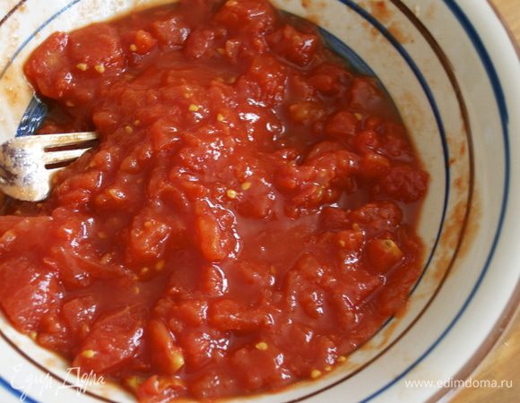 Помидоры можно измельчить в блендере, а можно просто размять как следует вилкой. Посолить, поперчить по вкусу, добавить специи и оливковое масло... (у меня смесь прованских трав). 