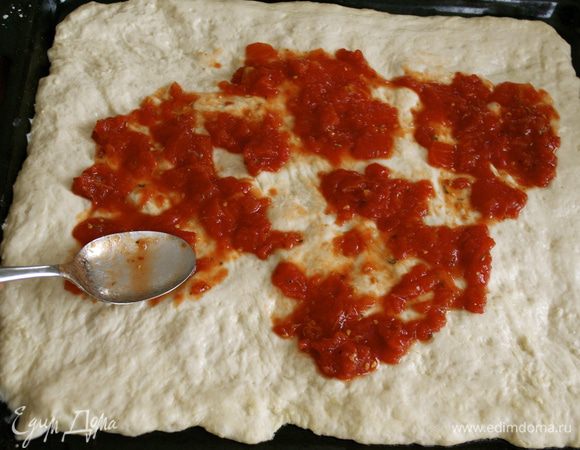 Выложить 2/3 помидорной смеси на тесто.