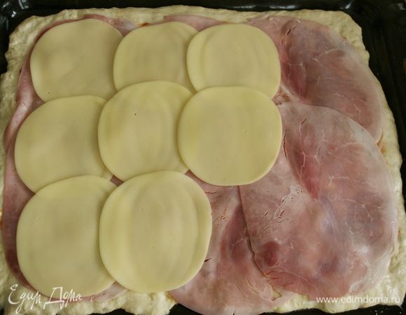 Поверх ветчины - сыр, также тонко нарезанный кружочками! Лучше подойдут такие сорта "южного сыра", как Рrovola или Caciocavallo... Но можно и заменить. Сверху снова смазать оставшимся томатным соусом. 