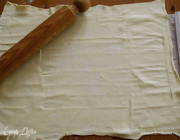 Раскатать пласт слоеного теста до размеров нашей пиццы.