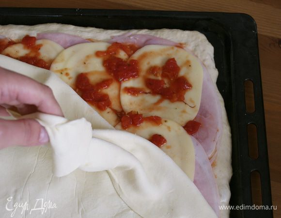 Осторожно перенести тесто и накрыть поверхность "Париджины". Осторожно скрепить края. 