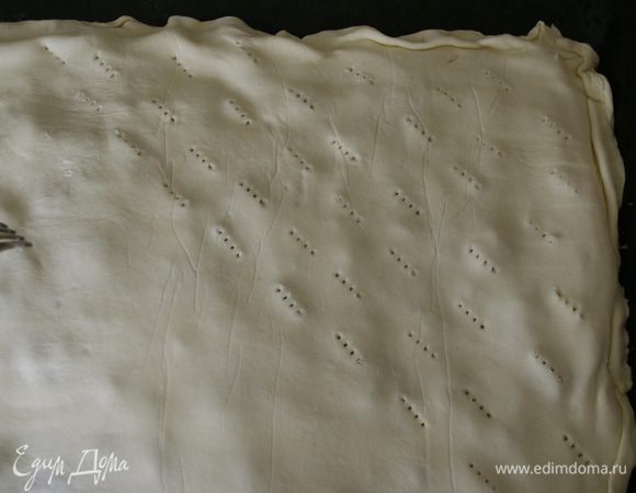 Часто наколоть по всей поверхности вилкой, чтобы сильно не вздувалась при выпечке.