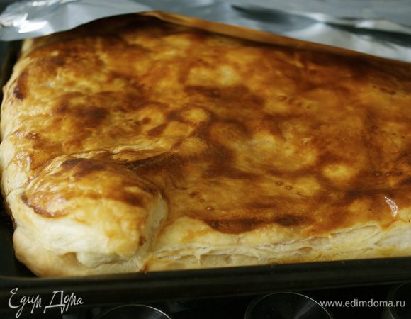 Поставить запекаться в разогретую до 200 С духовку на 30-35. Следите за пиццей. В случае, если верх начнет сильно зарумяниваться, накройте ее слоем фольги!