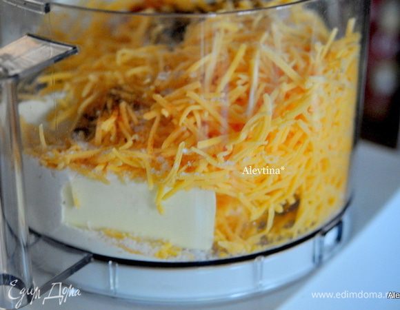 Разогреть духовку до 180°C. Два противня застелить бумагой для выпечки. Загрузить в кухонный комбайн все ингредиенты. Все измельчить, затем добавить 1/4 стакана молока и снова все перемешать.