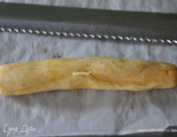 Полученное  тесто переложить в емкость. Отщипнуть небольшой кусочек теста, сформировать колбаску.