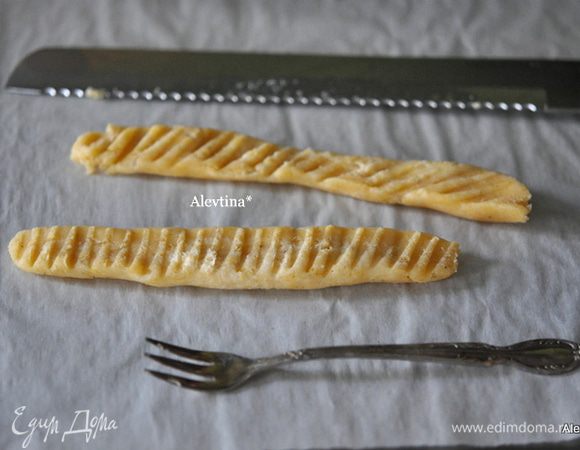 Затем разрезать ножом напополам. Вилкой осторожно сделать рисунок.