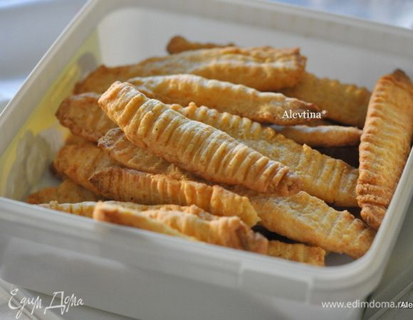 Перекладываем на противень. Так проделываем с каждым кусочком теста. Ставим в духовку на 18–20 минут. Достаем из духовки и даем остыть. Можно держать в закрытом герметичном контейнере 5–7 дней.