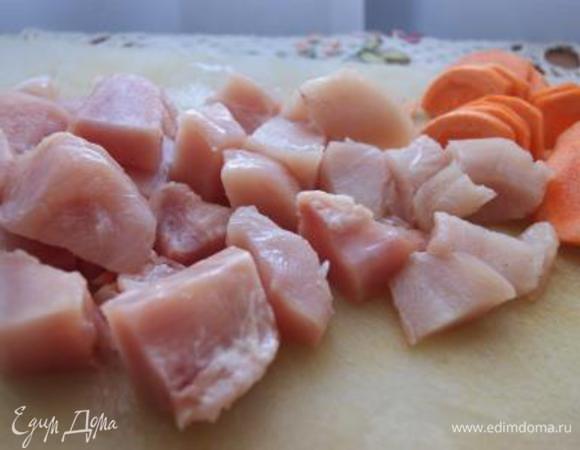 Куриное филе нарезать кусочками, морковь - кружочками.