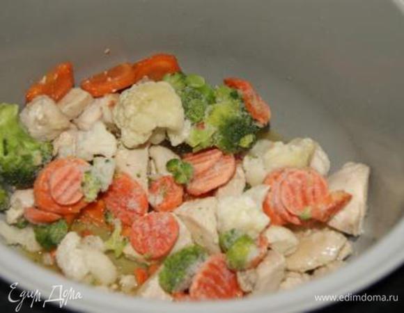 Добавить брокколи и вино, готовить еще 10 минут.