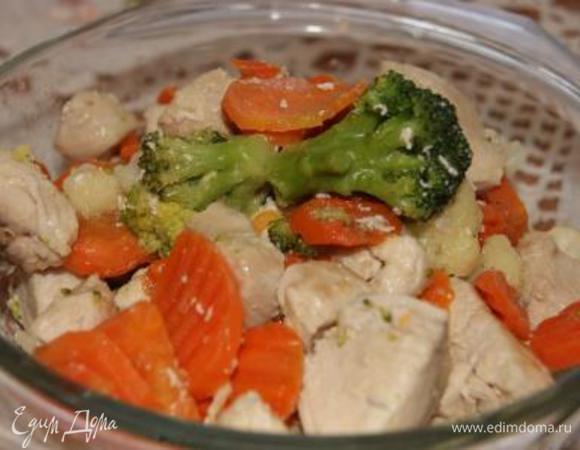 Выложить овощи и курицу в другую посуду.