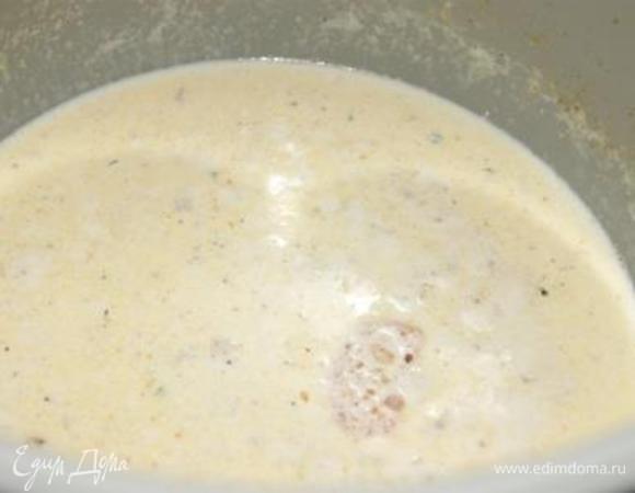 В чашу мультиварки добавить оставшееся сливочное масло и муку, готовить перемешивая 2 минуты. Влить сливки и интенсивно перемешивая готовить до загустения минуты 3.