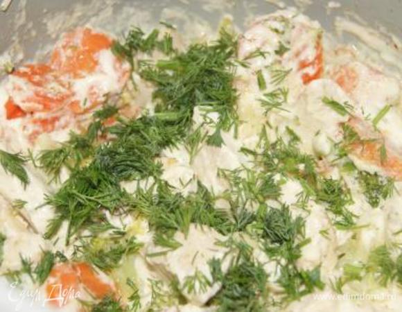 Вернуть курицу с овощами в мультиварку, добавить зелень, готовить пару минут. Подавать с рисом, или другим гарниром.