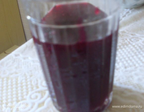 Приготовить желе. Из стакан смородины с сахаром через сито отжать сок. Разбавить его водой до объема стакана.