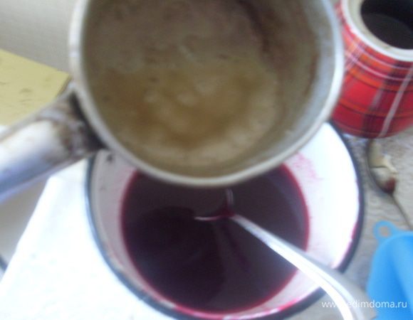 Подогреть сок смородины. Сварить желе из 1.5 чайных ложек агар-агара и 100 мл воды. Для этого агар с водой довести до кипения и постоянно помешивая варить 2 минуты. Добавить к горячему соку и еще немного прогреть.