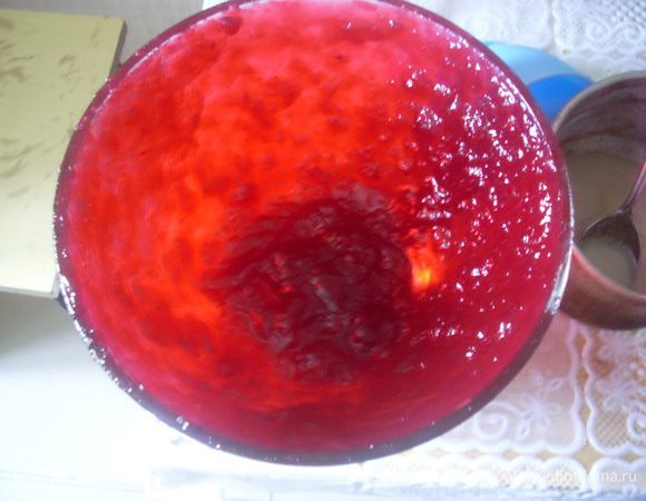 Достать замороженную форму и постепенно наливать небольшими порциями смородиновое желе. Поставить в холодильник.